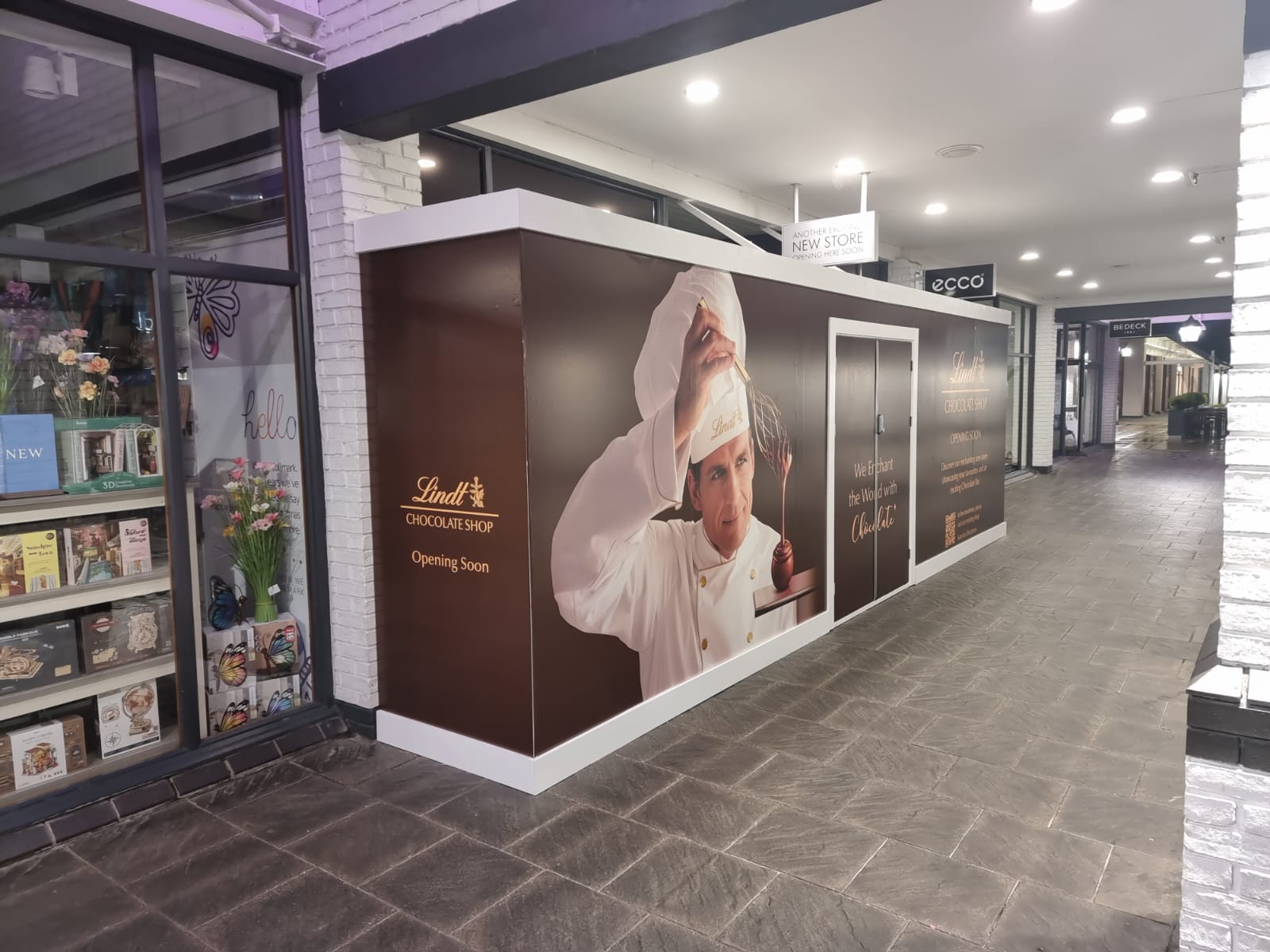 Read more about the article Retail Hoardings at Lindt Cheshire Oaks